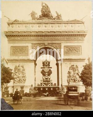 Bei der Beerdigung von Victor Hugo wird die Katafalque unterhalb des Triumphbogens von der Avenue des Grand Army 'Funérailles de Victor Hugo: vue du catafalque sous l'Arc de Triomphe depuis l'Avenue de la Grande Armée' aus betrachtet. Photographie anonyme. Tirage sur Papier albuminé, après Restauration. Paris (VIIIème arr.), 1er Juin 1885. Maison de Victor Hugo. Stockfoto