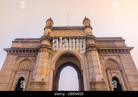 MUMBAI, INDIEN - DEC. 8, 2019: Das Tor Indiens in Maharashtra, gegenüber dem Taj Mahal Palace und Tower Hotel, ist es auch die wichtigste Touristenattraktion. Stockfoto