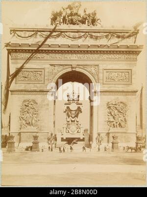 Die Beerdigung von Victor Hugo zeigt die Katafalque unter dem Triumphbogen "Funérailles de Victor Hugo: vue du catafalque sous l'Arc de Triomphe". Tirage sur Papier Albuminé. Photographie anonyme. Tirage sur Papier albuminé, après Restauration. Paris (VIIIème arr.), 1er Juin 1885. Maison de Victor Hugo. Stockfoto