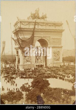 Die Beerdigung von Victor Hugo zeigt die Katafalque unter dem Triumphbogen und die Place de l'Etoile 'Funérailles de Victor Hugo: vue du catafalque sous l'Arc de Triomphe et de la Place de l'Etoile'. Photographie anonyme. Tirage sur Papier albuminé, après Restauration. Paris (VIIIème arr.), 1er Juin 1885. Maison de Victor Hugo. Stockfoto