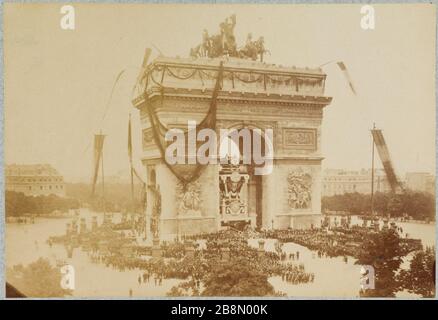 Die Beerdigung von Victor Hugo zeigt die Katafalque unter dem Triumphbogen und die Place de l'Etoile 'Funérailles de Victor Hugo: vue du catafalque sous l'Arc de Triomphe et de la Place de l'Etoile'. Photographie anonyme. Tirage sur Papier albuminé, après Restauration. Paris (VIIIème arr.), 1er Juin 1885. Maison de Victor Hugo. Stockfoto