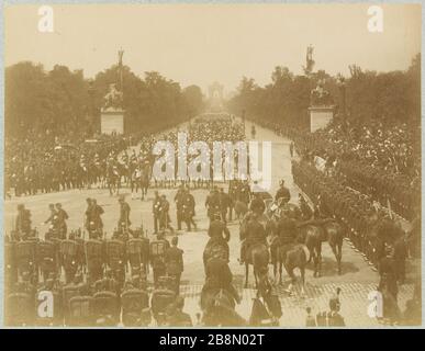 Beerdigung von Victor Hugo: Die republikanische Garde, die die Champs Elysées an der Place de la Concorde 'Funérailles de Victor Hugo führt: la Garde Républicaine débouchant des Champs Elysées sur la Place de la Concorde'. Photographie anonyme. Tirage sur Papier albuminé, après Restauration. Paris (VIIIème arr.), 1er Juin 1885. Maison de Victor Hugo. Stockfoto