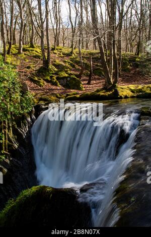 Ein Foto, das am oberen Rand des Wasserfalls in einer Stadt namens Furnace in wales aufgenommen wurde und mit langer Verschlusszeit aufgenommen wurde, um den Fluss festzuhalten. Stockfoto