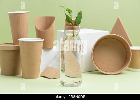 Eine Reihe umweltfreundlicher Einweg-Utensilien aus Bambusholz und Papier Stockfoto