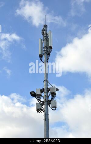 Basisstation von mobilen Handy gegen den blauen Himmel. Stockfoto