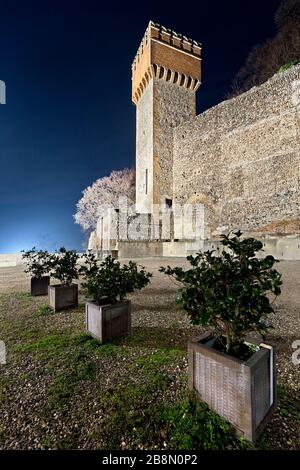 Die Burg Gonzaga in Volta Mantovana ist eine mittelalterliche Festung, die im 11. Jahrhundert von Matilde di Canossa erbaut wurde. Provinz Mantova, Lombardei, Italien. Stockfoto