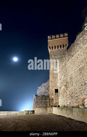 Die Burg Gonzaga in Volta Mantovana ist eine mittelalterliche Festung, die im 11. Jahrhundert von Matilde di Canossa erbaut wurde. Provinz Mantova, Lombardei, Italien. Stockfoto