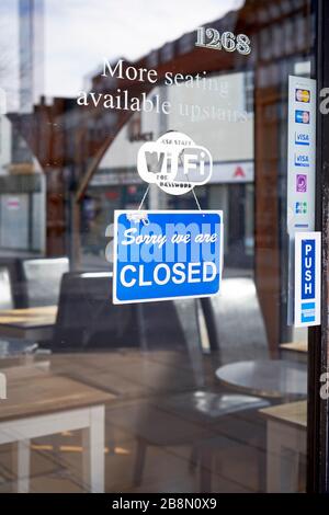 Leider ist das Schild im Fenster der Shoptür geschlossen Stockfoto