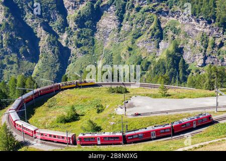 Bernina Express (CH) - Halt auf Alpe Grum Stockfoto