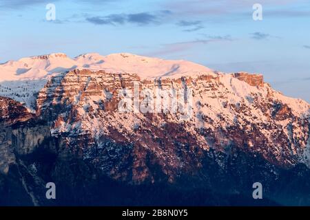 Winter auf dem Pasubio-Massiv: Im Vordergrund die Sogi-Lora-Kante, im Hintergrund die Dentiti und Cima Palon. Vallarsa, Trentino, Italien. Stockfoto
