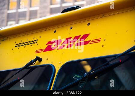 New York City, USA. Februar 2020. DHL Express (Dalsey Hillblom und Lynn)-Logo auf einem Lieferfahrzeug zu sehen. Credit: Alex Tai/SOPA images/ZUMA wire/Alamy Live News Stockfoto