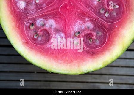 Verrottete Wassermelone in Scheiben Stockfoto