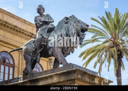 Skulpturen vor dem Theater Massimo Vittorio Emmanuele an der Piazza Verdi in der süditalienischen Stadt Palermo, der Hauptstadt der autonomen Region Sizilien Stockfoto