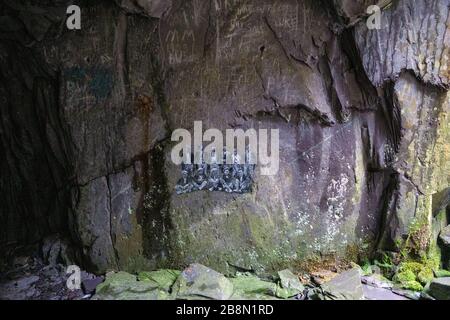 Kunstwerk in einem Tunnel in Dinorwic Slate Quarry, zwischen den Dörfern Dinorwig und Llanberis, Snowdonia, North Wales, Großbritannien. Stockfoto