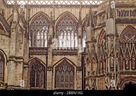 St Mary Redcliffe Kirche in Bristol mit kunstvollen geschnitzten Details und Bogenfenstern der Nordseite. Die sechseckige Nordveranda ist auf der rechten Seite. Stockfoto