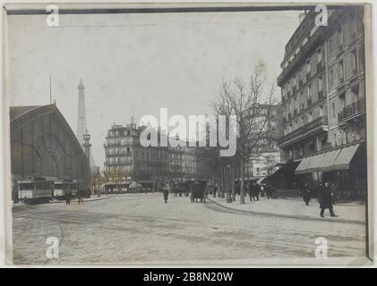 Die Galerie der Maschinen, von der Kreuzung der Militärschule, mit dem Eiffelturm im Hintergrund, 7. Bezirk, Paris. La galerie des Machines, depuis le carrefour de l'Ecole militaire, avec la Tour Eiffel en arrière Plan, Paris (VIIème arr.). Photographie de R. Schwartz. Tirage au gélatino-bromure d'argent, vers 1900. Paris, musée Carnavalet. Stockfoto