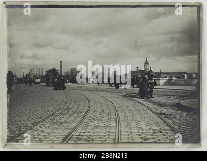 Quai de Bercy (?) Mit Schienen für Straßenbahnen in der Nähe des Gare de Lyon, 12. Pariser Pariser Pariser Pariser Pariser Pariser Pariser Stadtviertel. Quai de Bercy avec des rails pour les tramways près de la gare de Lyon, Paris (XIIème arr.). Photographie de R. Schwartz. Tirage au gélatino-bromure d'argent, vers 1900. Paris, musée Carnavalet. Stockfoto