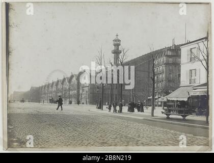 Die Galerie der Maschinen, von der Kreuzung der Militärschule, mit dem großen Rad im Hintergrund, 7. Bezirk, Paris. La galerie des Machines, depuis le carrefour de l'Ecole militaire, avec la grande roue en arrière Plan. Paris (VIIème arr.). Photographie de R. Schwartz. Tirage au gélatino-bromure d'argent, vers 1900. Paris, musée Carnavalet. Stockfoto