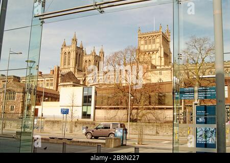 Bristol Cathedral Choir School wurde 2019 vor der Bristol Cathedral eröffnet. Blick über die Anchor Road. Stockfoto