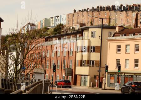 Gebäude in Clifton, Bristol, von der Anchor Road aus gesehen, in der Nähe des Passagierdampfschiffs SS Great Britain Stockfoto