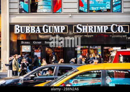 New York City, USA. Februar 2020. American Seafood Restaurant Chain, Bubba Gump Shrimp Co. In Midtown Manhattan gesehen. Credit: Alex Tai/SOPA images/ZUMA wire/Alamy Live News Stockfoto