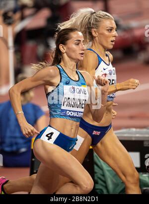 DOHA - KATAR - SEP 27: Alexandra Bell (GB & NI) und Natalіya Prithchepa (UKR), die im Laufe des 17. IAAF World at in den 800-m-Rennen der Frauen gegeneinander antreten Stockfoto