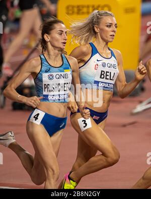 DOHA - KATAR - SEP 27: Alexandra Bell (GB & NI) und Natalіya Prithchepa (UKR), die im Laufe des 17. IAAF World at in den 800-m-Rennen der Frauen gegeneinander antreten Stockfoto