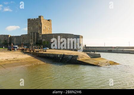 Carrickfergus Castle ist eine normannische Burg in der Stadt Carrickfergus, County Antrim, Nordirland, Großbritannien. Stockfoto