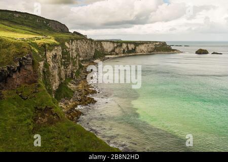 Reine Klippen an der Küste von Nordirland, in der Nähe von Ballintoy und der Carrick-a-Rede Rope Bridge. Stockfoto