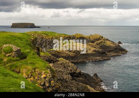 Blick auf Sheep Island, von Carrickarede Island, Nordirland, die von der Carrick-a-Rede Rope Bridge erreicht wird. Stockfoto