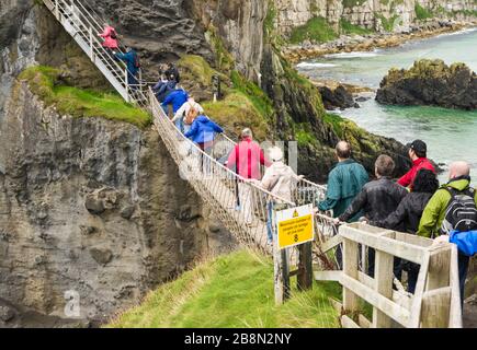 Die winzige Insel Carrickarede ist durch die Carrick-a-Rede Seil Bridge, die vom National Trust unterhalten wird, mit dem Festland verbunden. Stockfoto