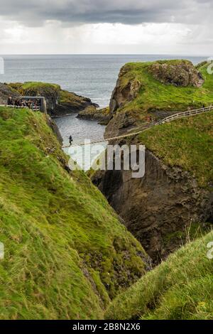 Die winzige Insel Carrickarede ist durch die Carrick-a-Rede Seil Bridge, die vom National Trust unterhalten wird, mit dem Festland verbunden. Stockfoto