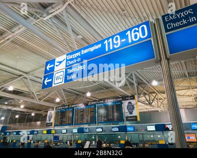 Athen, Griechenland - Februar 11 2020: Internationaler Flughafen Athen Eleftherios Venizelos. Eine Informationstafel für Passagiere, Richtungsschild zu den Toren Stockfoto