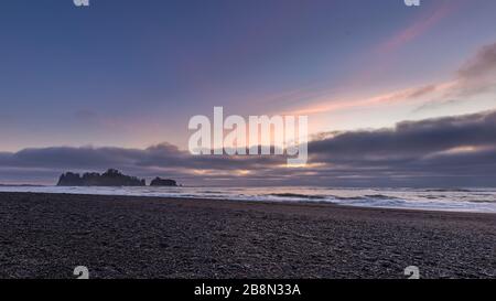 Ruhiger Sonnenuntergang entlang der Nordwestküste des Pazifiks mit den Wellen des Pazifischen Ozeans am Strand Stockfoto