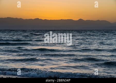 Sonnenaufgang über den Bergen von Saudia Arabien vom Bayview Taba Heights Resort entlang des Roten Meeres, Ägypten, Naher Osten. Stockfoto