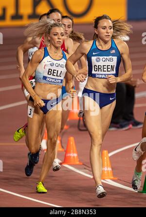 DOHA - KATAR - SEP 27: Alexandra Bell (GB & NI) und Hanna Green (USA), die an den 800-m-Läufen der Frauen im Laufe des 17. IAAF World Athletics teilnehmen Stockfoto