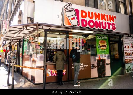 New York City, USA. Februar 2020. Kunden eines amerikanischen multinationalen Kaffeehaus- und Donut-Unternehmens, Dunkin' Donuts Store in New York City. Credit: Alex Tai/SOPA images/ZUMA wire/Alamy Live News Stockfoto