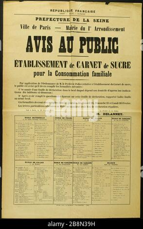 FRANZÖSISCHE REPUBLIK, FREIHEIT - GLEICHHEIT - BRUDERSCHAFT, Präfektur SEINE, Paris Stadt - Bürgermeisterbezirk 1, DIE ÖFFENTLICHKEIT, DIE EINRICHTUNG von ZUCKERBUCH für den Familienkonsum Martinet. REPUBLIQUE FRANCAISE, LIBERTE - EGALITE - FRATERNITE, PRÄFEKTUR DE LA SEINE, Ville de Paris - Mairie du 1er, AVIS AU PUBLIC, ETABLISSEMENT de CARNET de SUCRE pour la Consommation familiale. Typographie. 1917. Paris, musée Carnavalet. Stockfoto