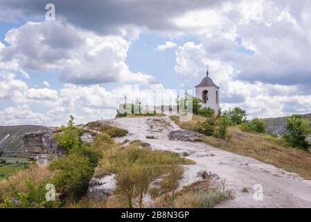 Kirchturm in Orheiul Vechi - historischer und archäologischer Komplex Orhei in Trebujeni über dem Fluss Raut, Moldawien Stockfoto