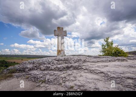 Steinkreuz in Orheiul Vechi - historischer und archäologischer Komplex Orhei in Trebujeni über dem Fluss Raut, Moldawien Stockfoto