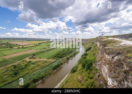 Blick vom Pfad in der Nähe des Klosters Orheiul Vechi - der historische und archäologische Komplex des alten Orhei befindet sich über dem Fluss Raut in Trebujeni, Moldawien Stockfoto
