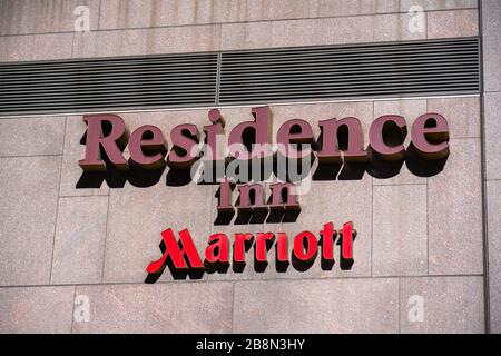 New York City, USA. Februar 2020. Das Logo von Residenz Inn by Marriott in New York City. Credit: Alex Tai/SOPA images/ZUMA wire/Alamy Live News Stockfoto