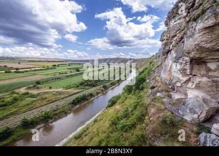 Blick von der Höhle der Monks in Orheiul Vechi - der historische und archäologische Komplex des alten Orhei in Trebujeni über den Fluss raut, Moldawien Stockfoto