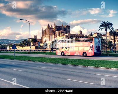 Travelers Bus vor Catedral de Mallorca in Palma de Mallorca, Spanien. Januar 2020 Stockfoto