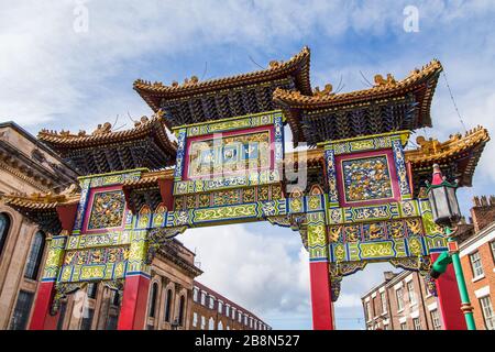 Paifang an der Nelson Street in Liverpool, dem größten Mehrspanen-Bogen dieser Art außerhalb Chinas. Stockfoto