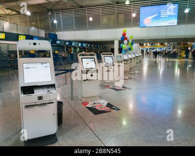 Athen, Griechenland - Februar, 11 2020: Selbstbedienungsautomaten für Check-in und Printing Boarding Pass im leerstehenden Hauptterminal Athens Stockfoto