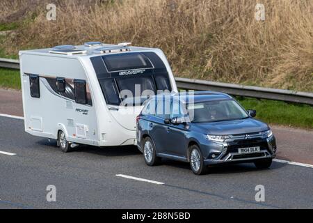 2018 Mitsubishi Outlander Juro PHEV CVT Schleppen Swift Touring Wohnwagen und Wohnmobile, Wohnmobile, Elektro-Freizeitfahrzeug, Familienurlaub, Urlaub, Caravan-Urlaub, Leben auf der Straße: Reisen auf der Autobahn M6, Großbritannien Stockfoto