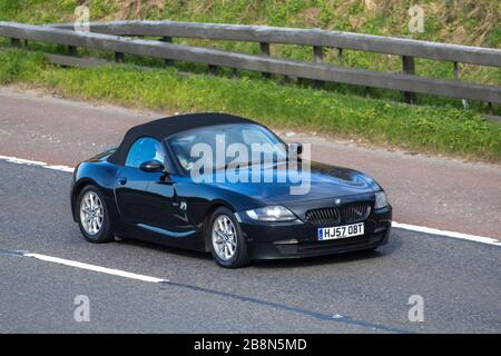 2007 BMW Z4 Z4 Zweisitzer Roadster 3,0i Sechszylinder SE, sportlicher Zweisitzer mit offenem Dach. Vehicle Traffic, Transport, Moving Vehicles, Vehicle, Road, Motoren, auf der Autobahn M6 Stockfoto