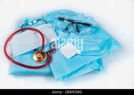 Medizinische Mittel zur persönlichen Sicherheit und Diagnostik während der Zeit der infektiösen Pandemie von Coronavirus Covid-19 und während chirurgischer Operationen. Stockfoto