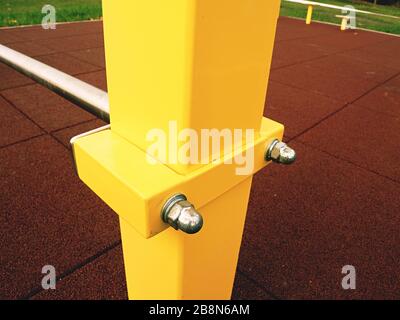 Stahlrahmenkonstruktion mit horizontaler Stange aus Chromstahl verschraubt. Stockfoto